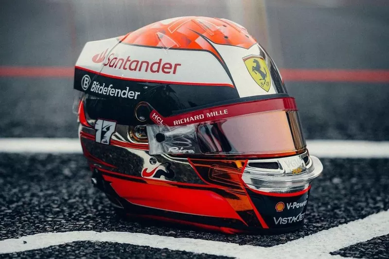 Le casque Charles Leclerc, Ferrari, en hommage à Jules Bianchi
