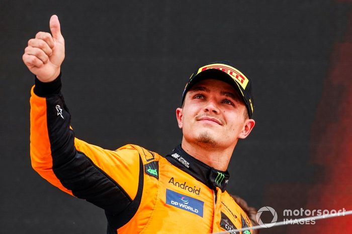 Lando Norris, McLaren F1 Team, 2ª posición, sube al podio