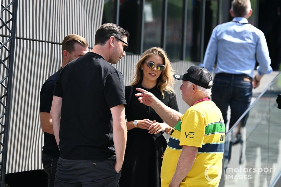 Współwłaściciel Red Bull GmbH Mark Mateschitz rozmawia z Norbertem Vettelem