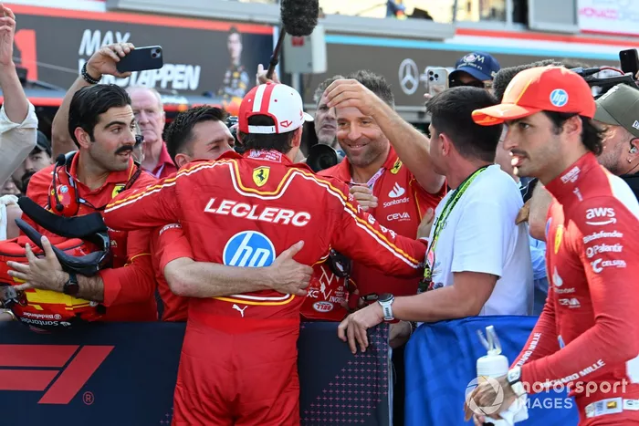 El hombre de la pole, Charles Leclerc, la Scuderia Ferrari y el equipo Ferrari celebran