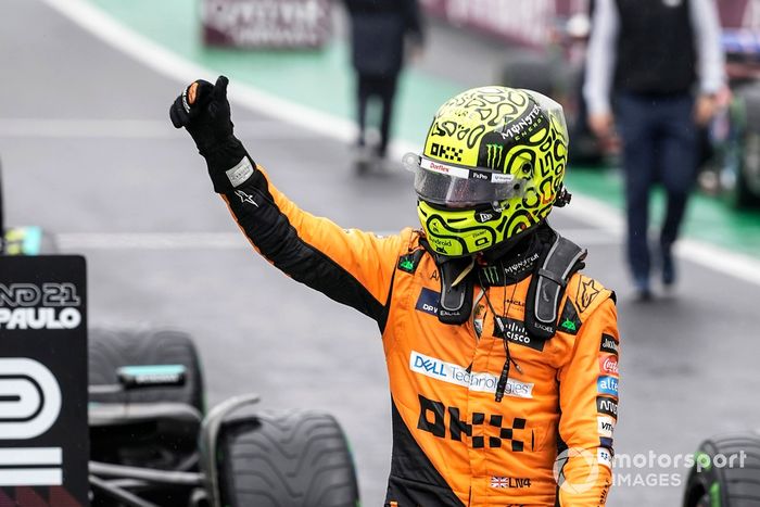 El hombre de la pole Lando Norris, McLaren F1 Team, llega al Parc Ferme