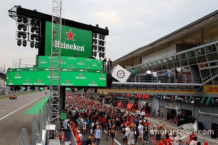 Aspectos en el pitlane con fans