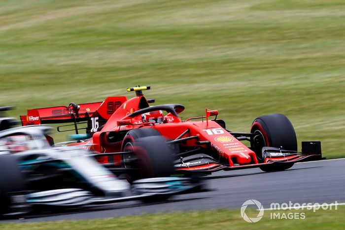 Charles Leclerc, Ferrari SF90, pasa a Lewis Hamilton, Mercedes AMG F1 W10