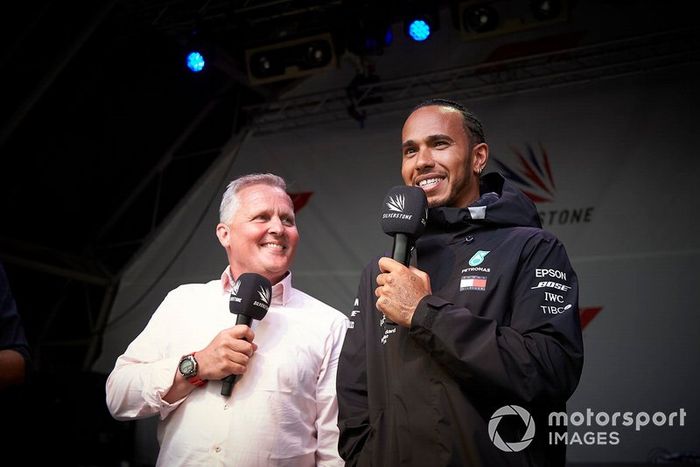 Johnny Herbert, Sky Sports F1, y Lewis Hamilton, Mercedes AMG F1, en el escenario