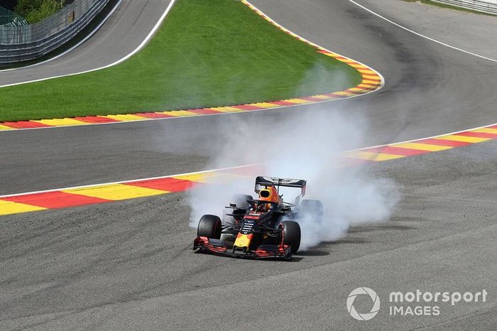 Max Verstappen, Red Bull Racing RB15, lanza fuera de la pista debido a los daños causados en una colisión con Kimi Raikkonen, Alfa Romeo Racing C38