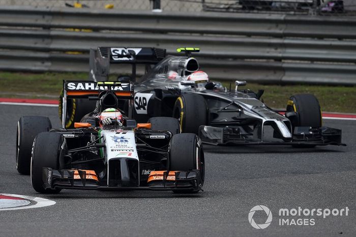 Sergio Pérez, Force India VJM07 y Kevin Magnussen, McLaren MP4-29