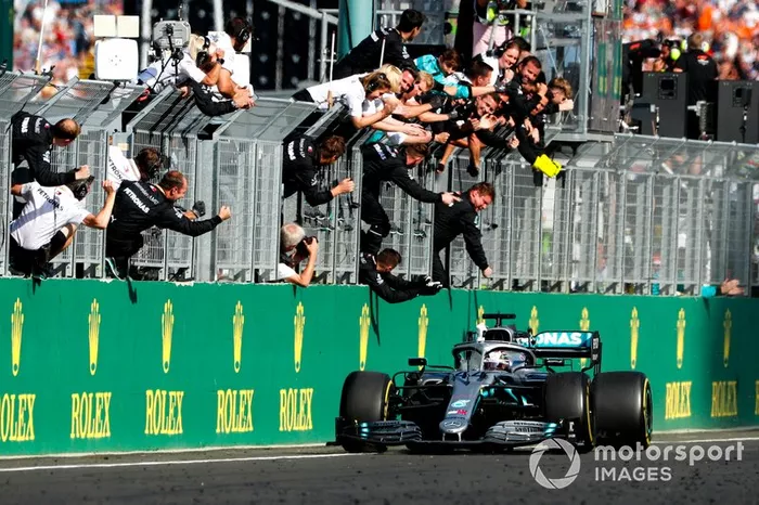 Ganador de la carrera Lewis Hamilton, Mercedes AMG F1 W10 cruza la meta