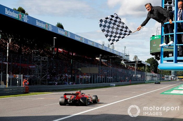 Jean Alesi damalı bayrağı sallıyor ve Yarış galibi Charles Leclerc, Ferrari SF90