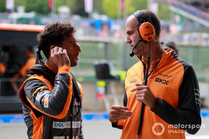 Daniel Ricciardo, McLaren, con su ingeniero