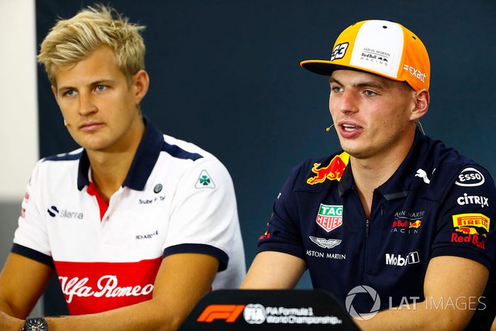 Marcus Ericsson, Sauber, y Max Verstappen, Red Bull Racing