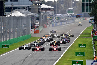 Sebastian Vettel, Ferrari SF71H en Kimi Raikkonen, Ferrari SF71H bij de start van de race
