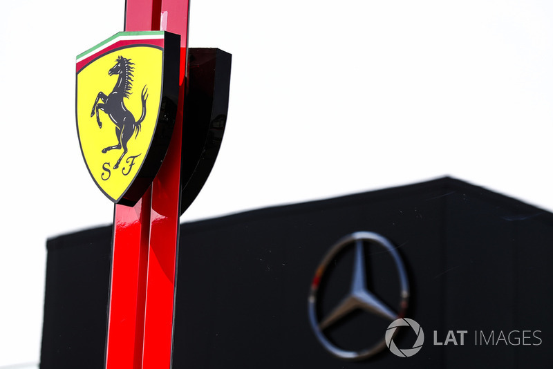 Les motorhomes Ferrari et Mercedes