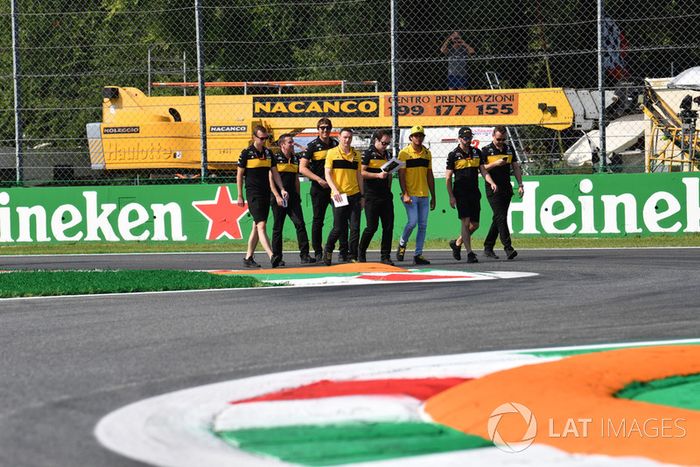 Carlos Sainz Jr., Renault Sport F1 Team, recorre la pista con el equipo