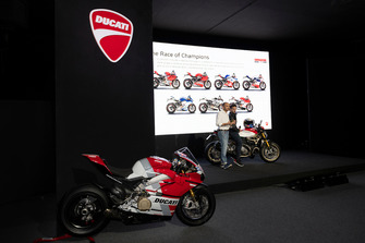 Claudio Domenicali, AD Ducati Motor Holding, sul palco con Andrea Dovizioso e il Monster 1200 25° Anniversario
