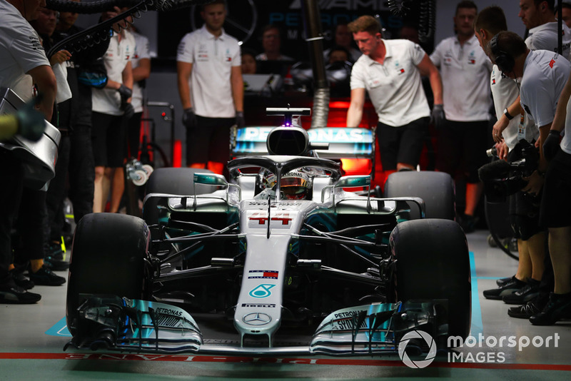 Lewis Hamilton, Mercedes AMG F1 W09 EQ Power+, sort du garage