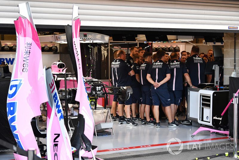 Réunion dans le garage Force India F1