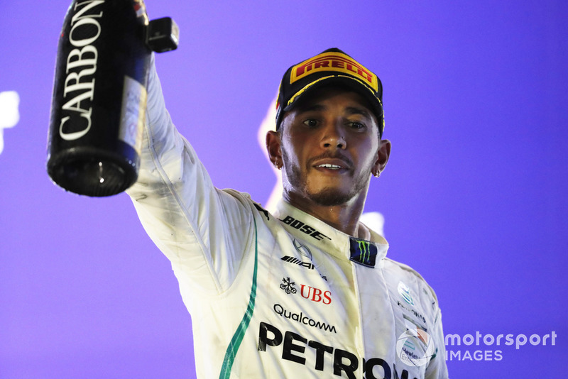 Lewis Hamilton, Mercedes AMG F1, festeggia sul podio dopo aver vinto la gara