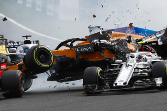 Charles Leclerc, Sauber C37, Fernando Alonso, McLaren MCL33 crasht aan het begin van de race