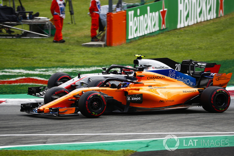Kevin Magnussen, Haas F1 Team VF-18 lucha con Fernando Alonso, McLaren MCL33