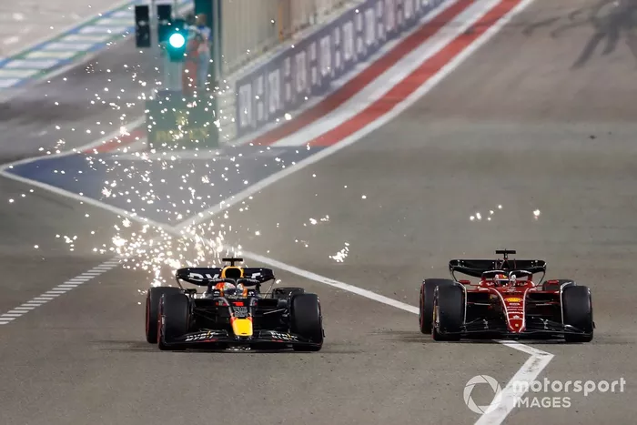 Max Verstappen, Red Bull Racing RB18, lucha con Charles Leclerc, Ferrari F1-75