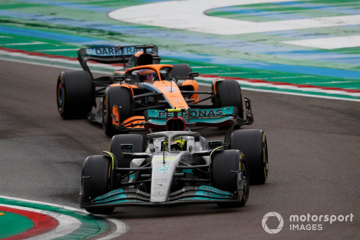 Lewis Hamilton, Mercedes W13, Daniel Ricciardo, McLaren MCL36