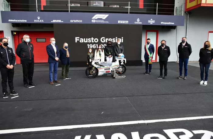 Se guarda un minuto de silencio en honor del fallecido Fausto Gresini