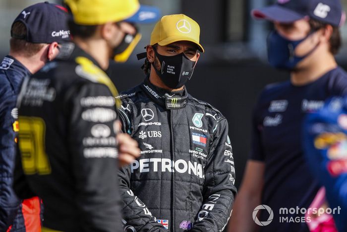 Lewis Hamilton, Mercedes-AMG F1 durante la foto de grupo de los pilotos al final de la temporada