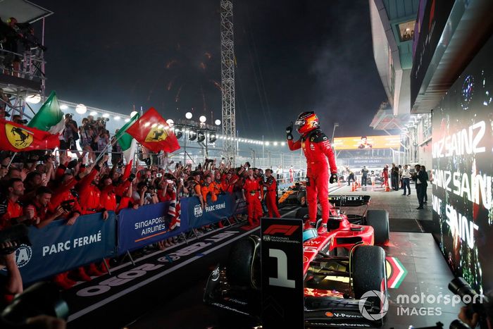 Carlos Sainz, Scuderia Ferrari, 1ª posición, celebra a su llegada al Parc Ferme