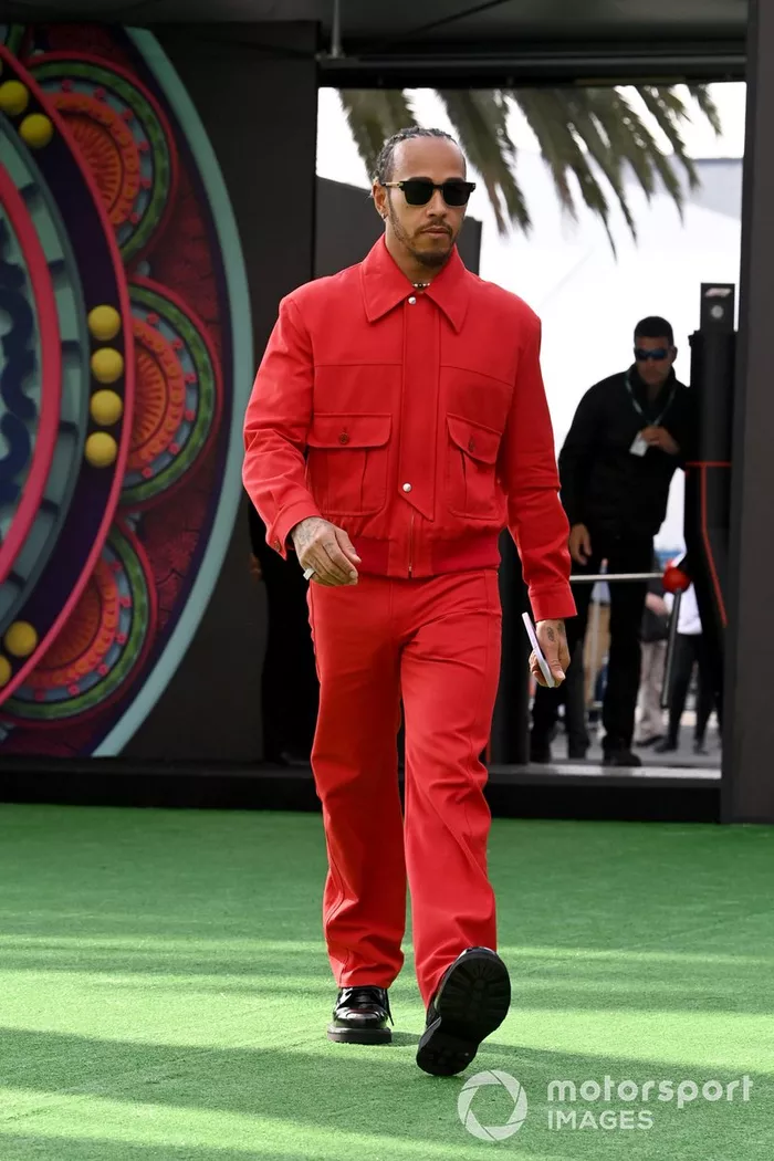 Lewis Hamilton, Mercedes-AMG, llegando al paddock