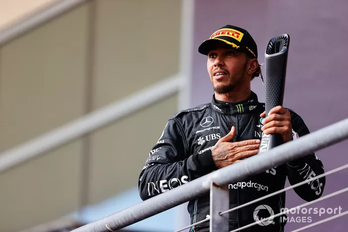 Lewis Hamilton, Mercedes-AMG, 2ª posición, en el podio con su trofeo