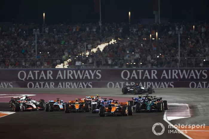 Oscar Piastri, McLaren MCL60, Fernando Alonso, Aston Martin AMR23, Esteban Ocon, Alpine A523, Lando Norris, McLaren MCL60, el resto de los participantes mientras George Russell, Mercedes F1 W14, se recupera tras un accidente con Lewis Hamilton, Mercedes F