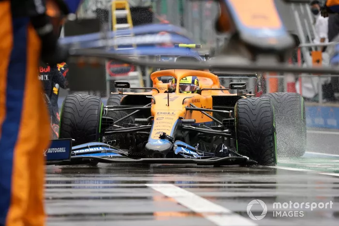 Lando Norris, McLaren MCL35M, en boxes con daños en el alerón delantero