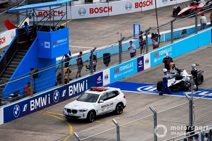 Los oficiales de pista asisten a Edoardo Mortara, Venturi Racing, Silver Arrow 02, tras un choque en la línea de salida con Mitch Evans, Jaguar Racing, Jaguar I-TYPE 5