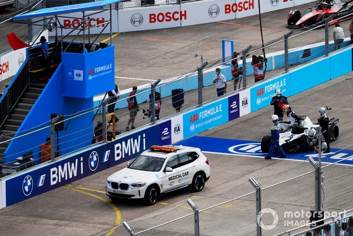 Los comisarios de pista asisten a Edoardo Mortara, Venturi Racing, Silver Arrow 02, tras un choque en la línea de salida con Mitch Evans, Jaguar Racing, Jaguar I-TYPE 5