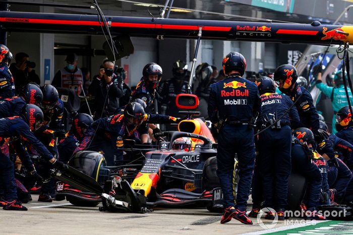 Max Verstappen, Red Bull Racing RB16B, en boxes