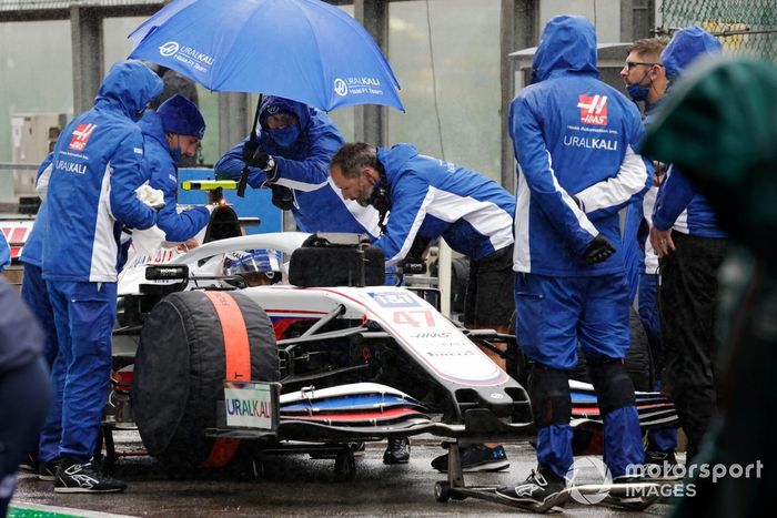 Mechanics in the pit lane with Mick Schumacher, Haas VF-21
