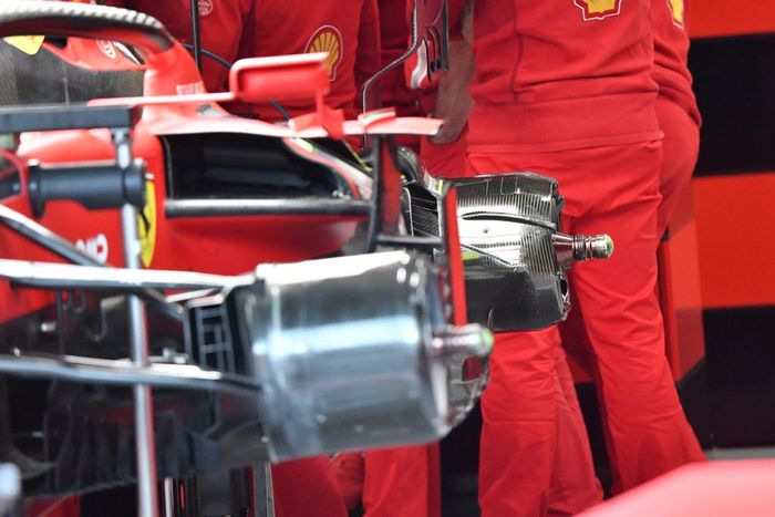 Observando ao longo do chassi Ferrari SF71, podemos ver como a equipe usa faixas na superfície para ajudar a desviar o fluxo de ar no espaço entre ele e o aro da roda.