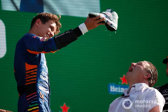 Podio: segundo lugar Lando Norris, McLaren, Zak Brown, CEO, de McLaren Racing bebe de la bota de Ricciardo