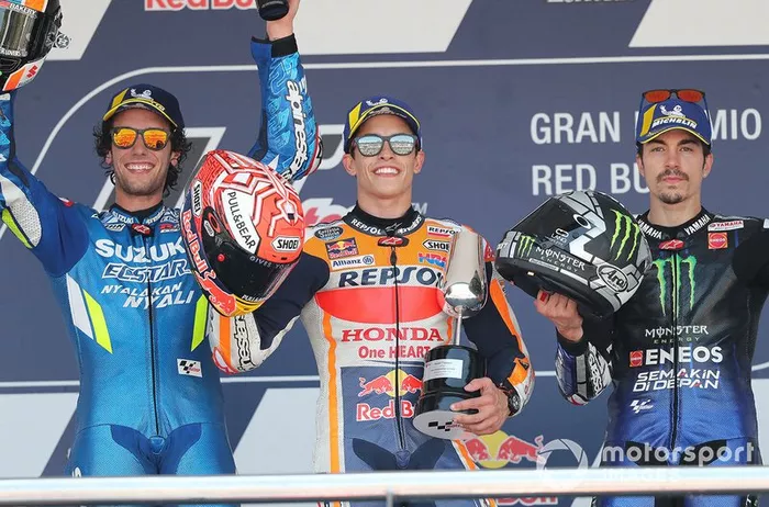 Podio: 1º Marc Marquez, 2º Alex Rins, 3º Maverick Vinales
