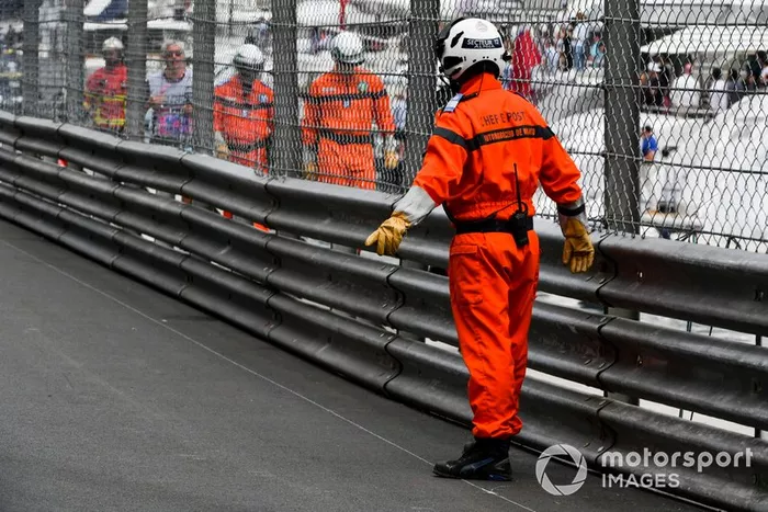 Oficiales limpian la pista