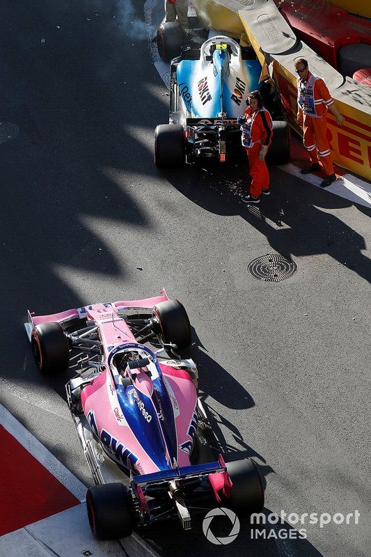 Oficiales retiran el coche chocado de Robert Kubica, Williams