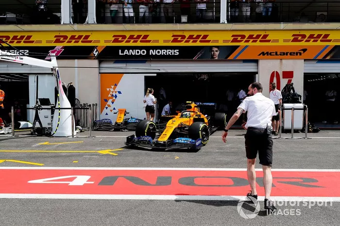 Lando Norris, McLaren MCL34, è diretto fuori dal garage