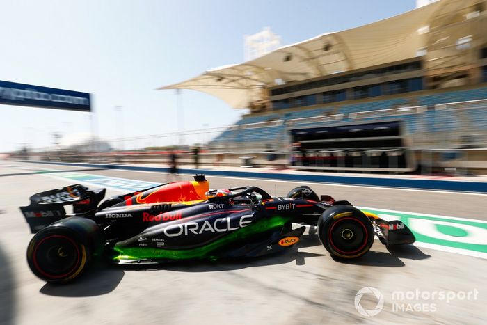 Max Verstappen, Red Bull Racing RB19, sale del garaje