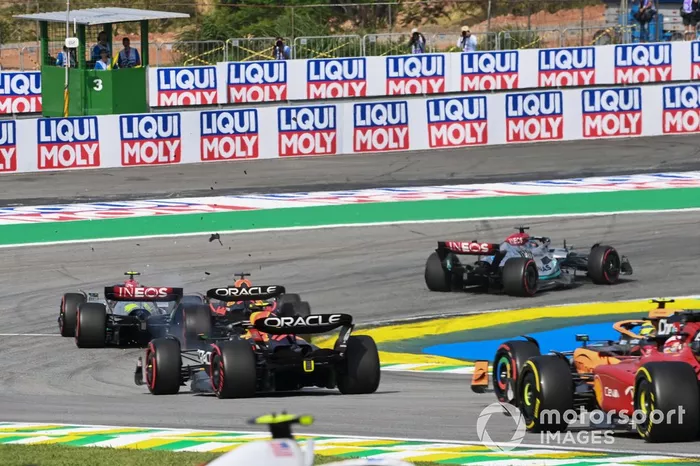 Max Verstappen, Red Bull Racing RB18, choca con Lewis Hamilton, Mercedes W13