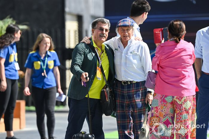 Jackie Stewart, tricampeón del mundo, posa con Rainer Schlegelmilch
