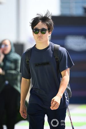 Yuki Tsunoda, Scuderia AlphaTauri, komt aan op het circuit.