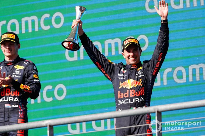 Podio: ganador Max Verstappen, Red Bull Racing, tercer lugar Sergio Pérez, Red Bull Racing