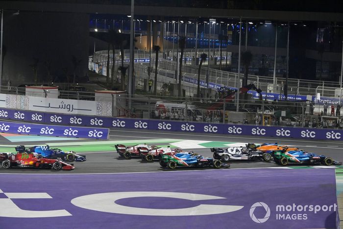 Esteban Ocon, Alpine A521, Daniel Ricciardo, McLaren MCL35M, Yuki Tsunoda, AlphaTauri AT02, Fernando Alonso, Alpine A521, y el resto de la parrilla