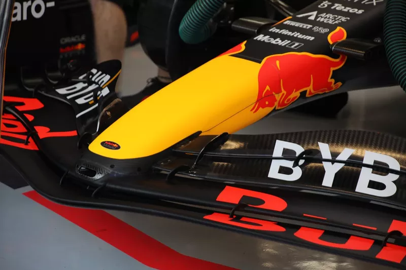 Gros plan sur l'avant de la Red Bull Racing RB18