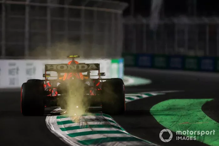 Las chispas salen del coche de Sergio Pérez, Red Bull Racing RB16B